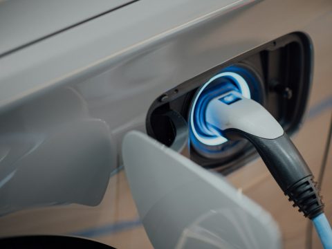 Cargador conectado a un auto electrico