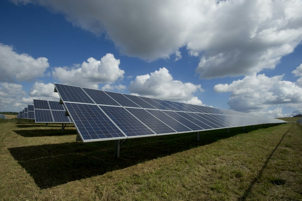 Paneles solares fotovoltaicos bajo un cielo despejado