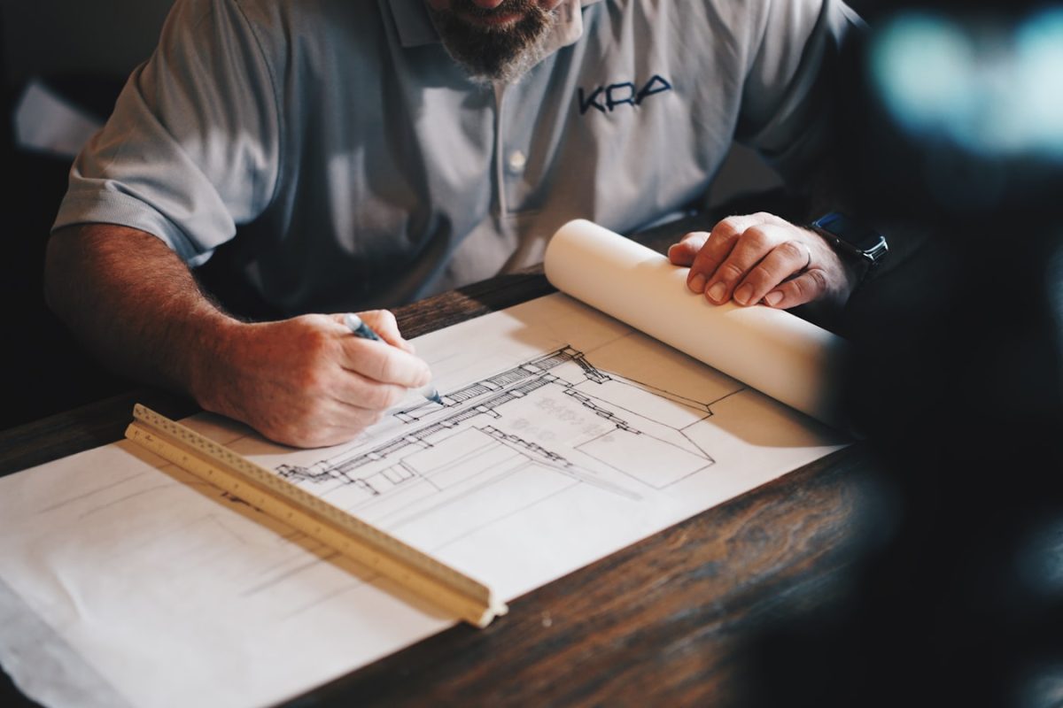 Plano de arquitectura sobre una mesa de trabajo