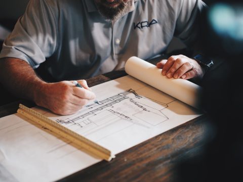 Plano de arquitectura sobre una mesa de trabajo