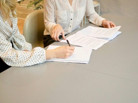 Firma de un contrato de promesa de compraventa