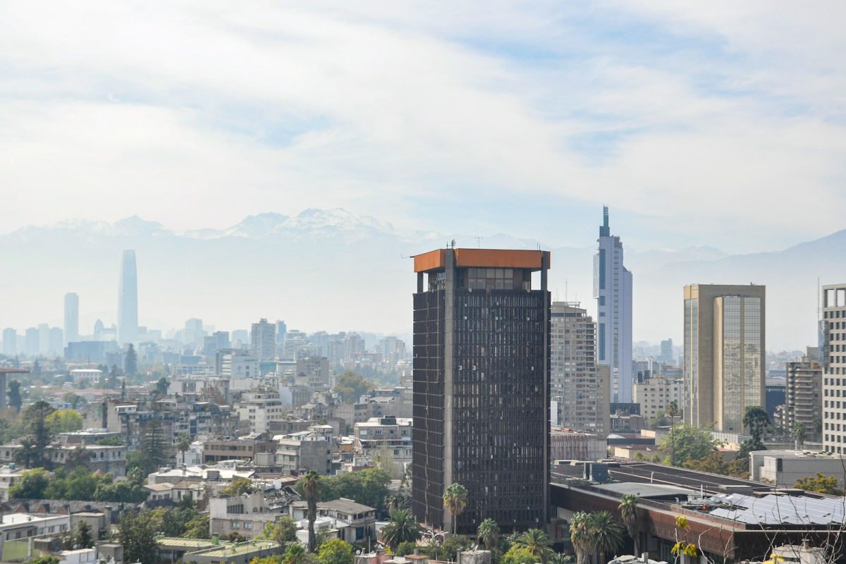 Edificios modernos de Providencia, Santiago, con la cordillera al fondo