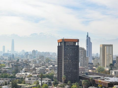 Edificios modernos de Providencia, Santiago, con la cordillera al fondo