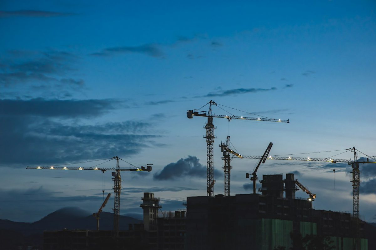 Grúas de construcción sobre edificios nuevos