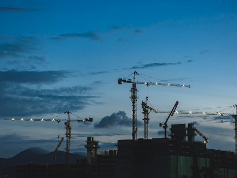 Grúas de construcción sobre edificios nuevos