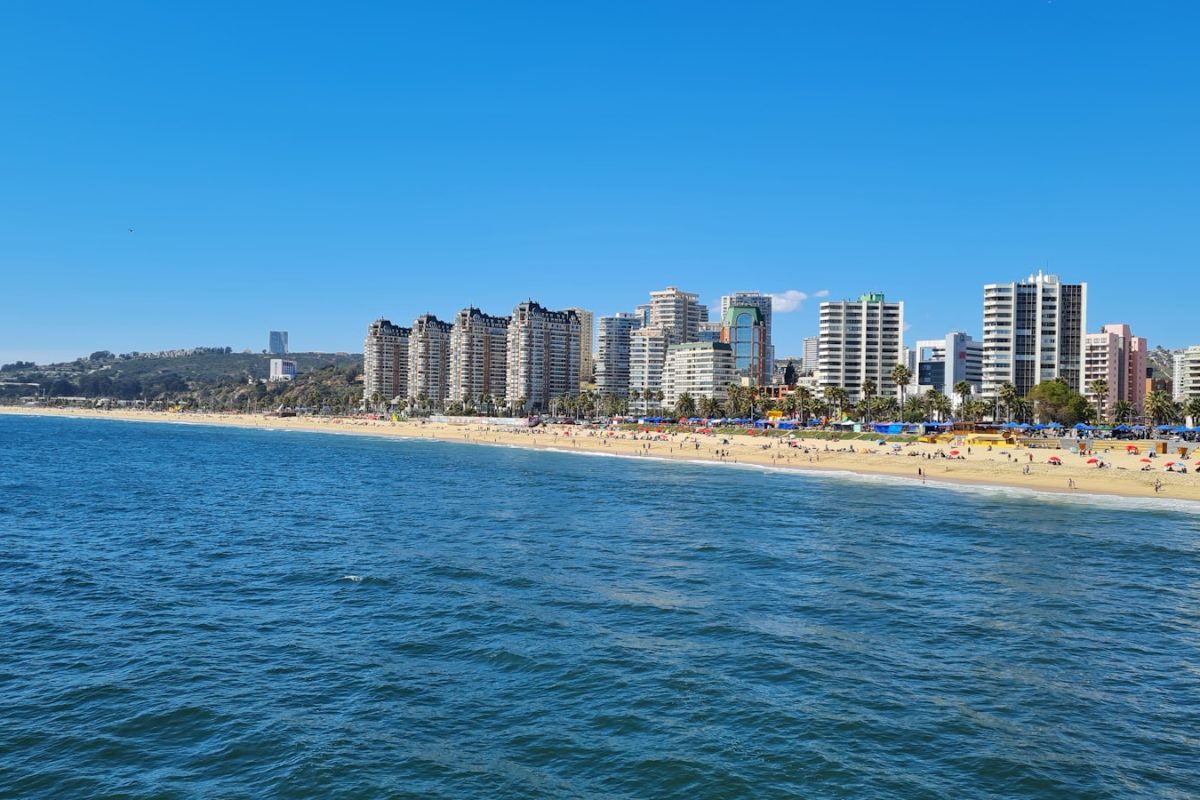 Playa y edificios frente al mar en Viña del Mar, Chile