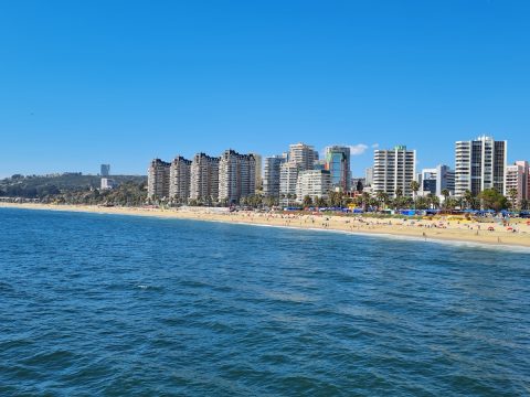 Playa y edificios frente al mar en Viña del Mar, Chile