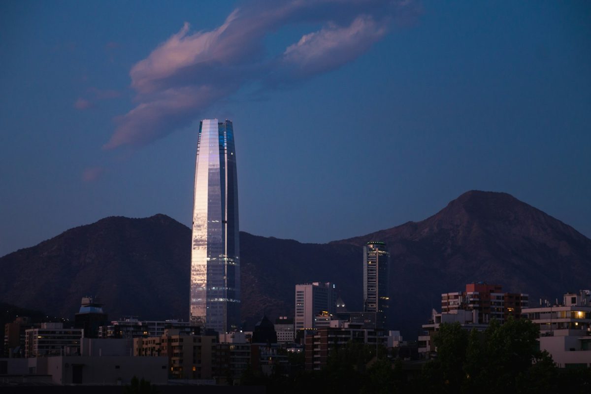 Skyline de Las Condes, Santiago, con la cordillera de los Andes al fondo