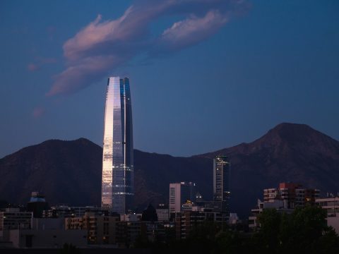 Skyline de Las Condes, Santiago, con la cordillera de los Andes al fondo