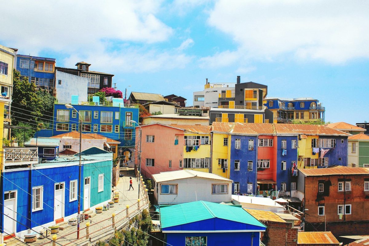 Casas de colores en los cerros de Valparaíso, Chile