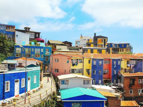 Casas de colores en los cerros de Valparaíso, Chile